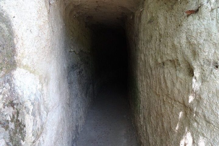 De acordo com as lendas romanas, a cidade foi invadida por meio de um túnel secreto. 