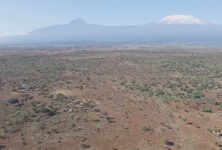Com cerca de 500 metros de altitude, o vulcÃ£o estÃ¡ localizado na regiÃ£o de Afar, parte do complexo geolÃ³gico do Vale do Rift.