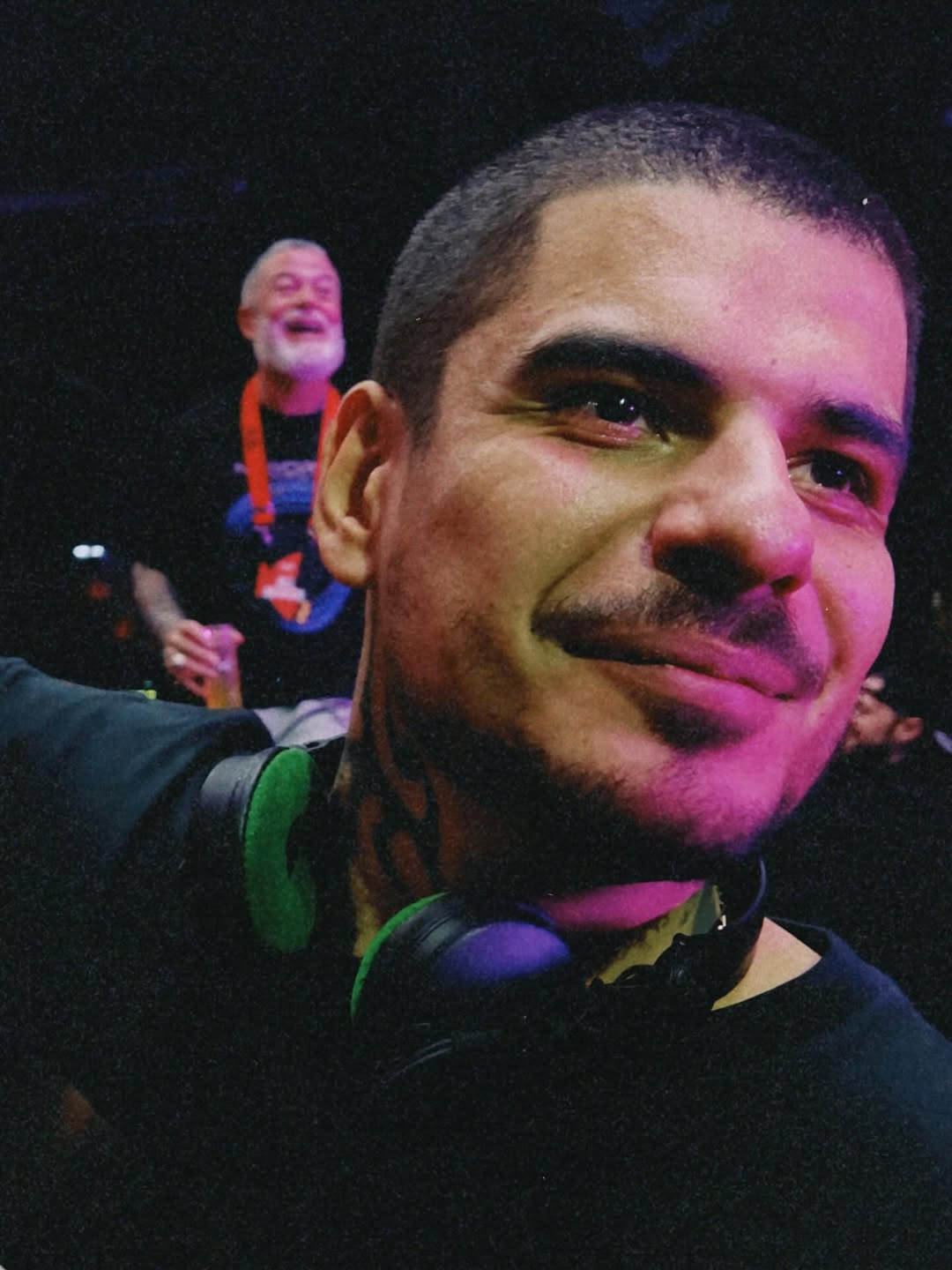 Sua carreira internacional se amplificou com “Wild Kidz”, que entrou no ranking “Global Viral” do Spotify e recebeu suporte de nomes como Oliver Heldens, EDX e Sam Feldt.
