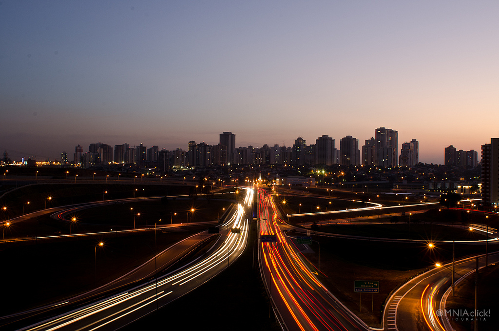 Com a instalação da estrada de ferro e vias rodoviárias, o município passou a integrar importantes fluxos de transporte entre São Paulo e o litoral. No século XX, a cidade se consolidou como polo industrial e de pesquisa tecnológica, especialmente nas áreas aeroespacial e de defesa.
