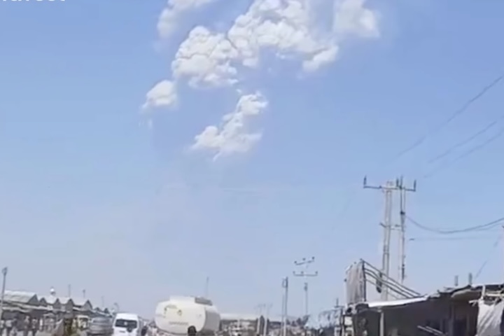 Segundo o Centro de Observação de Cinzas Vulcânicas (VAAC) de Toulouse, a erupção foi poderosa, chegando a liberar colunas de fumaça que alcançaram 14 km de altura.