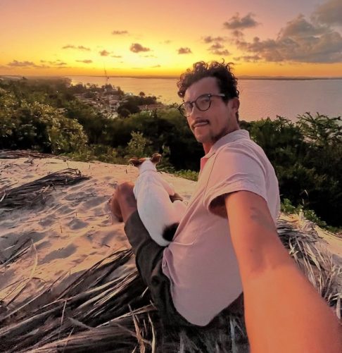 No entanto, esses obstáculos são compensados pela descoberta de paisagens cinematográficas, que Jefferson faz questão de registrar e compartilhar.
