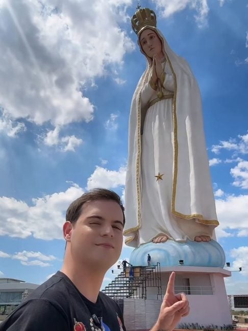 David Ferreira é morador de Cariri e resolveu prestar o tributo no dia da inauguração de um monumento da santa na cidade de Crato.