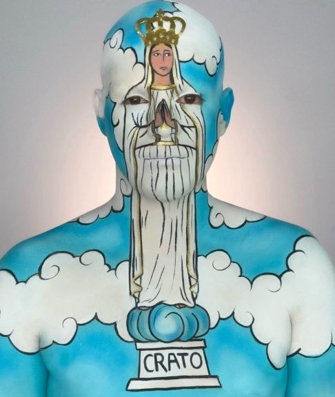 Em novembro de 2025, um artista caririense ganhou destaque na internet ao homenagear Nossa Senhora de Fátima ilustrando no próprio corpo a imagem da santa.  -  (crédito: Reprodução/Instagram)