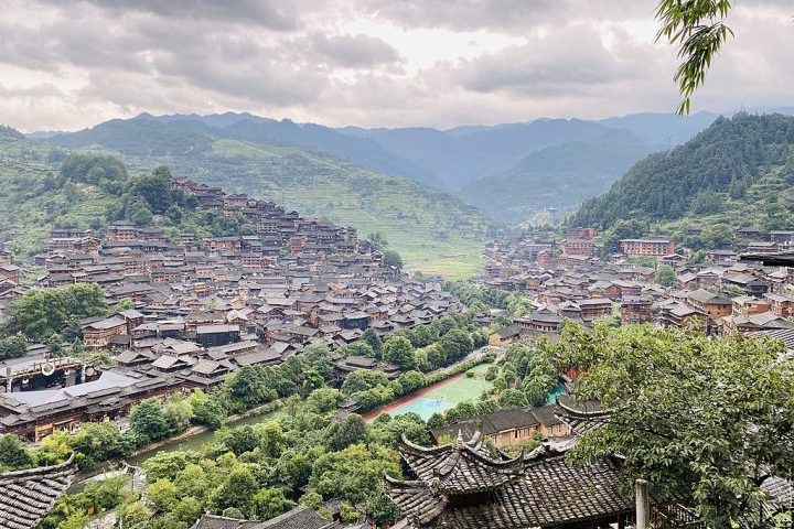 A região é habitada por diversas minorias étnicas — como Miao e Dong — que preservam tradições, festivais e arquitetura em madeira.