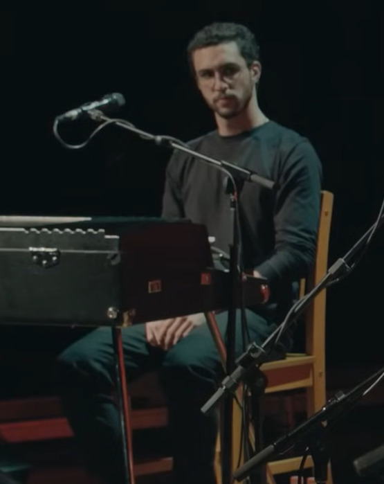 Segundo o artista, suas referências musicais são amplas e vão de músicas que tocavam na MTV e trilhas de musicais da Disney a Prince, João Gilberto, Jorge Ben, Beach Boys, Motown, Tim Maia, Pablo do Arrocha, Beatles e Djavan, que o encorajou a seguir carreira na música.
