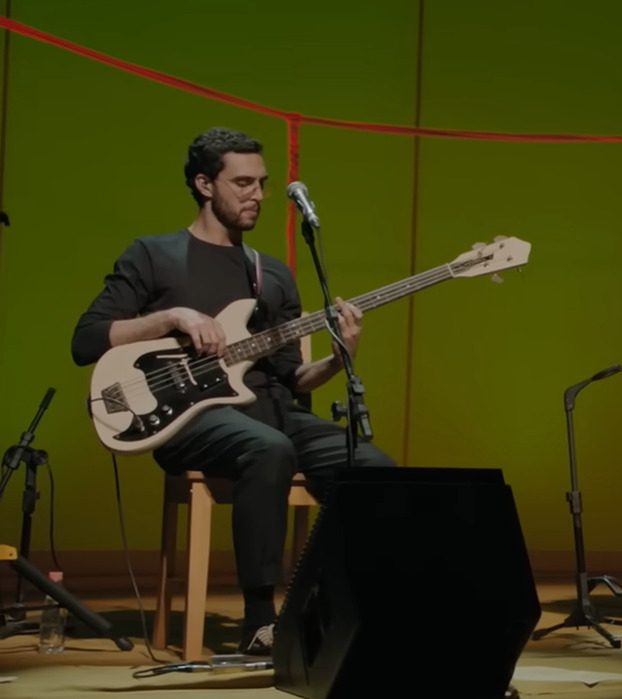 A faixa ganhou projeção nacional ao ser escolhida como tema de abertura da série “Onde Nascem os Fortes”, da TV Globo.
