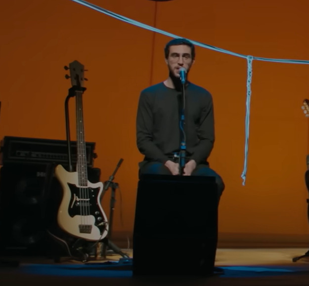 Ele considera essa reação natural e afirma trabalhar para depender menos da aprovação do pai e se sentir mais seguro em suas escolhas.
