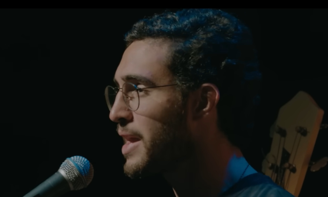 Zeca reconhece que pode enfrentar resistência por expressar sua espiritualidade, como ocorreu com a música “Deus cuida de mim”, regravada por Caetano.
