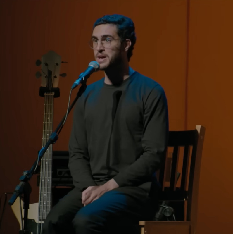 Durante o trabalho, as faixas passaram por diversas transformações e receberam contribuições de dez produtores.
