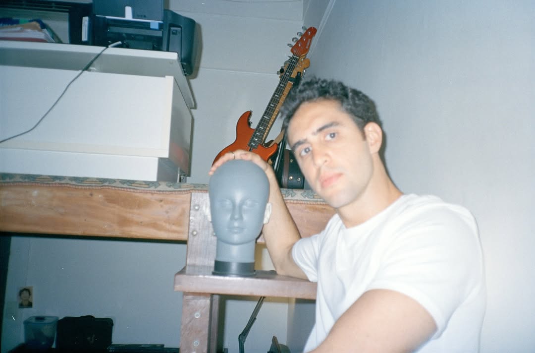 Antes de seu pai sugerir a apresentação, ele estava há quase um ano sem tocar qualquer instrumento musical. 
