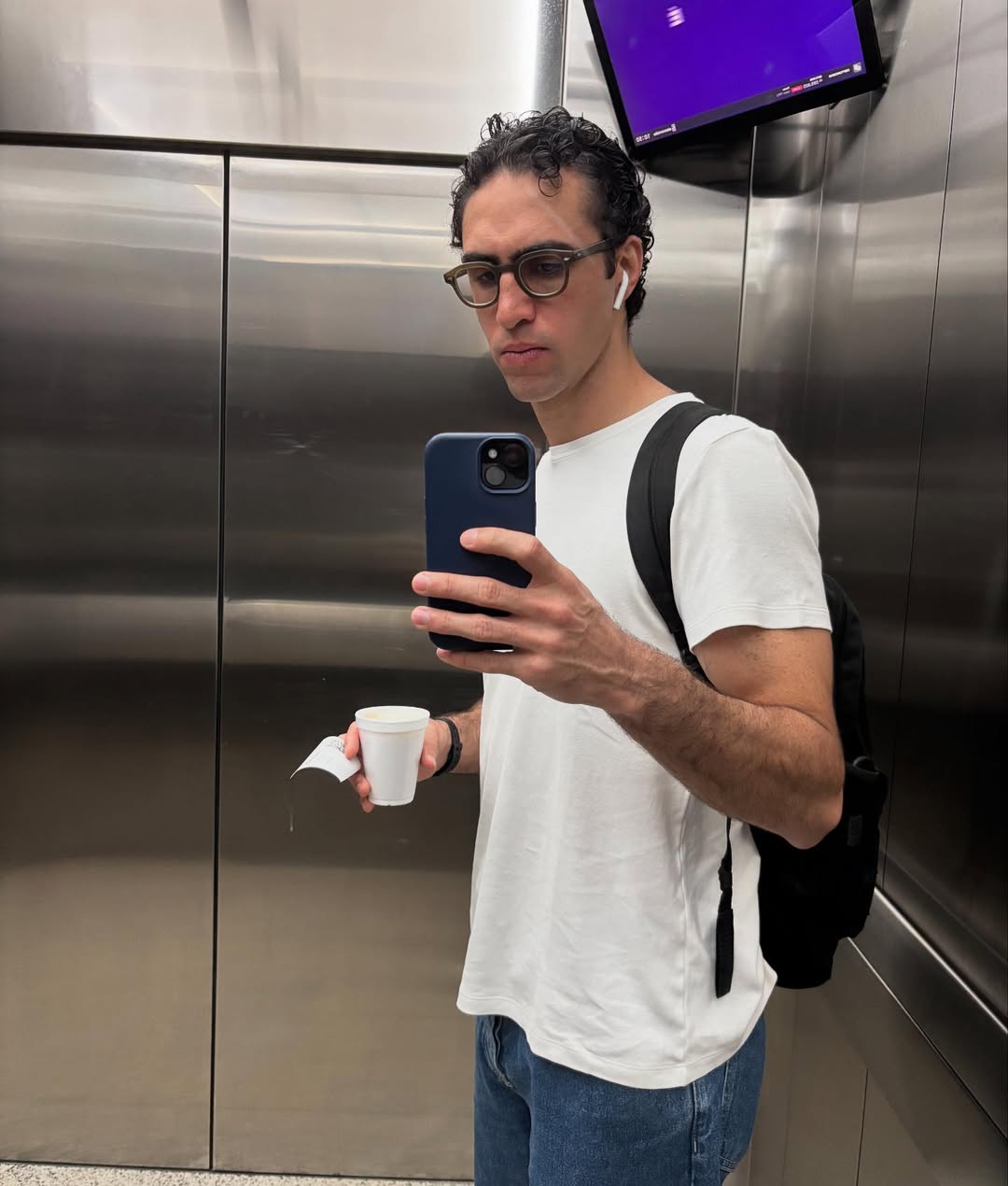 Desde a infância, estudou piano e, posteriormente, fez aulas de violão com o professor Cezar Mendes. Na adolescência e juventude, teve experiências como DJ em festas alternativas.

