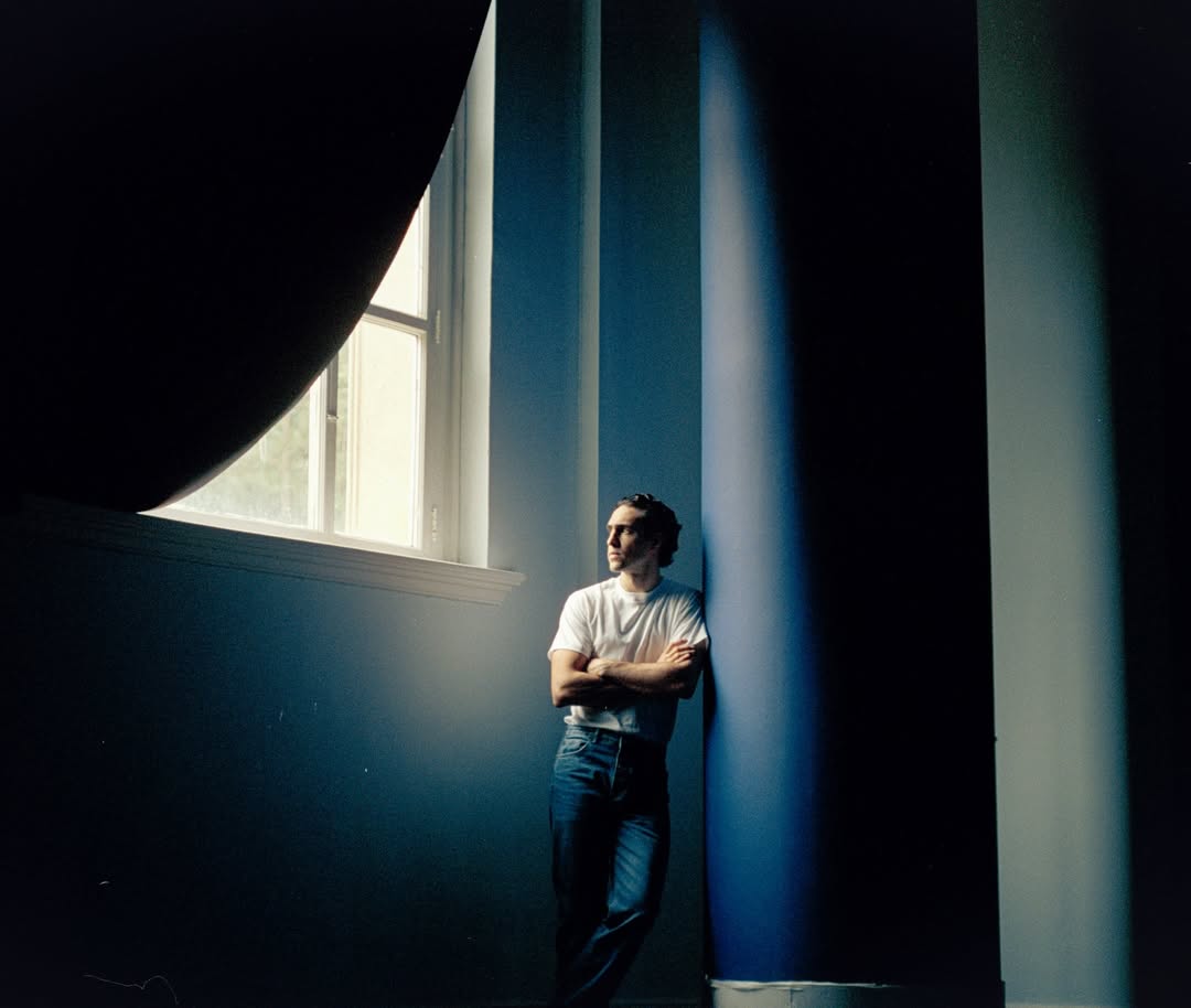 O cantor afirmou que o projeto surgiu de caminhos que considera espirituais e que sua inspiração tem origem na fé cristã.
