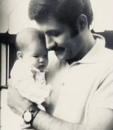 John Aniston chegou a estudar medicina na Grécia antes de se dedicar à atuação. Ele permaneceu por 37 anos no elenco da novela, até pouco antes de morrer em 2022, enquanto Jennifer se tornava uma das atrizes mais bem pagas de Hollywood.