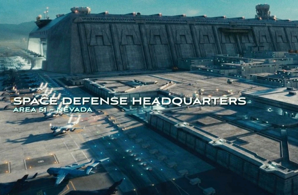 Filmes, séries e livros transformaram a Área 51 em símbolo da ufologia. Produções como 'Independence Day' e 'Arquivo X' exploraram o mistério da base. Essa representação cultural ajudou a consolidar sua imagem como centro de segredos alienígenas. A ficção e a realidade se misturam, ampliando o fascínio popular.

