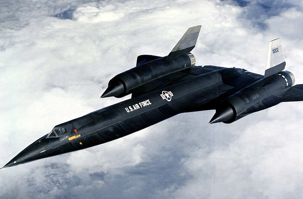 AlÃ©m de aviÃµes, acredita-se que drones e sistemas de defesa avanÃ§ados foram testados na Ãrea 51. O local seria um verdadeiro laboratÃ³rio de inovaÃ§Ã£o militar. Muitos protÃ³tipos nunca chegaram a ser revelados ao pÃºblico. Essa caracterÃ­stica reforÃ§a a ideia de que segredos inimaginÃ¡veis estÃ£o guardados ali.