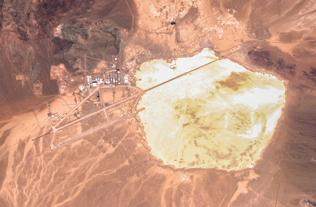 Apesar de ser conhecida como Ãrea 51, seu nome oficial Ã© Groom Lake. Esse tÃ­tulo vem do lago seco que ocupa parte da regiÃ£o situada  a cerca de 150 quilÃŽmetros de Las Vegas. O termo â??Ãrea 51â? surgiu em mapas militares antigos. Hoje, Ã© a designaÃ§Ã£o mais popular e amplamente usada pela mÃ­dia.