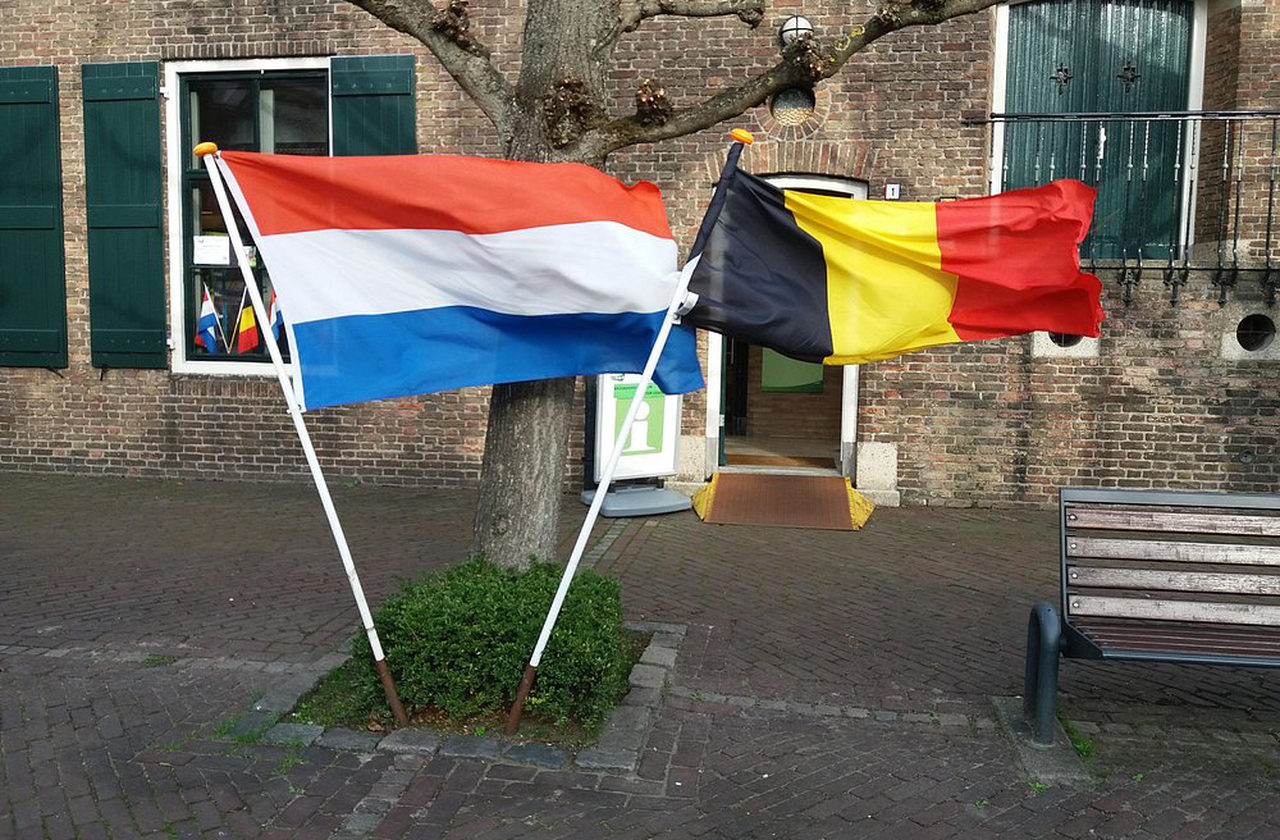 A origem dessa divisão remonta à Idade Média, quando lotes de terras foram divididos entre famílias da aristocracia local. Baarle-Hertog (hertog quer dizer 