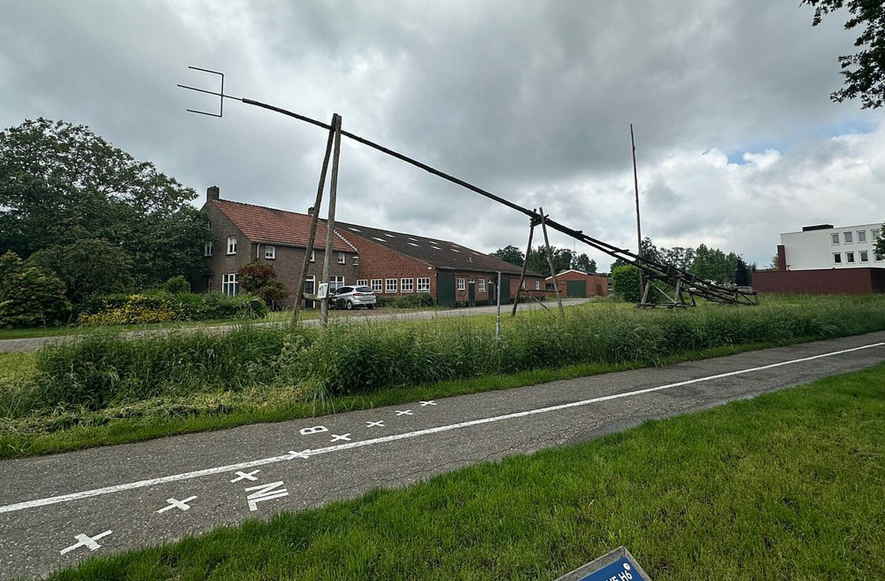 Durante guerras e conflitos, portanto, Baarle foi um refúgio peculiar. Em alguns períodos, bastava atravessar a rua para escapar de leis ou autoridades de um país e cair sob a jurisdição do outro, tornando a cidade um espaço estratégico para quem buscava proteção.
