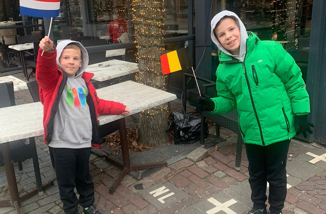 A vida escolar também reflete a divisão. Crianças podem estudar em instituições belgas ou holandesas, dependendo da localização da casa e da escolha dos pais, o que permite com que gerações se acostumem a transitar entre duas culturas.

