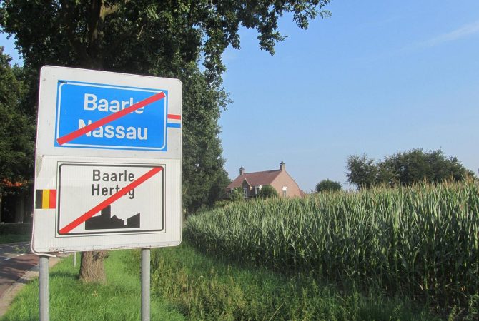 Conheça Baarle, a cidade europeia em que a fronteira entre dois países divide casas ao meio