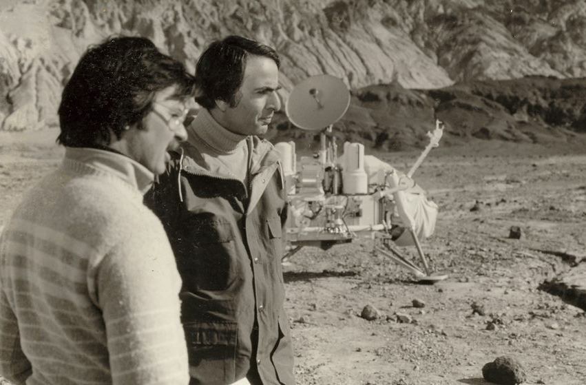 Sua produção acadêmica é vasta e respeitada. Afinal, contribuiu para áreas como astrobiologia, planetologia e a busca por vida inteligente fora da Terra.