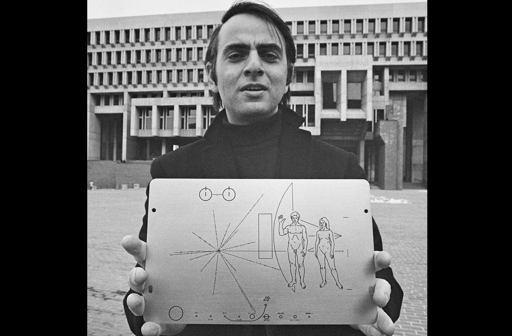 Sagan participou de missões como Mariner, Viking e Voyager. Foi responsável por incluir o disco dourado na Voyager, com mensagens para possíveis civilizações alienígenas.