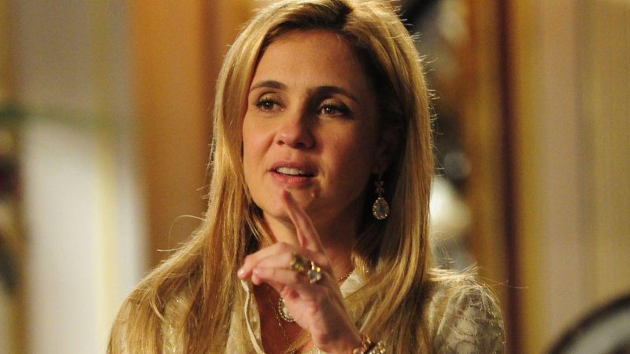 A notícia, porém, animou a internet e colocou o nome de Adriana Esteves em evidência diante da possibilidade de a atriz voltar a interpretar uma das vilãs mais icônicas da televisão e de sua carreira. Mas quem é a artista por trás dessa personagem tão complexa e fascinante?
