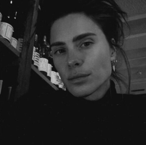 Além da numerologia, Carolina destacou que o “M” adicional simboliza a inicial de sua mãe Maíra, morta em 2019, reforçando o legado materno em sua trajetória. A mudança representa mais que estética: é um gesto de memória e conexão afetiva. O anúncio marca o início de um novo capítulo em sua carreira artística.