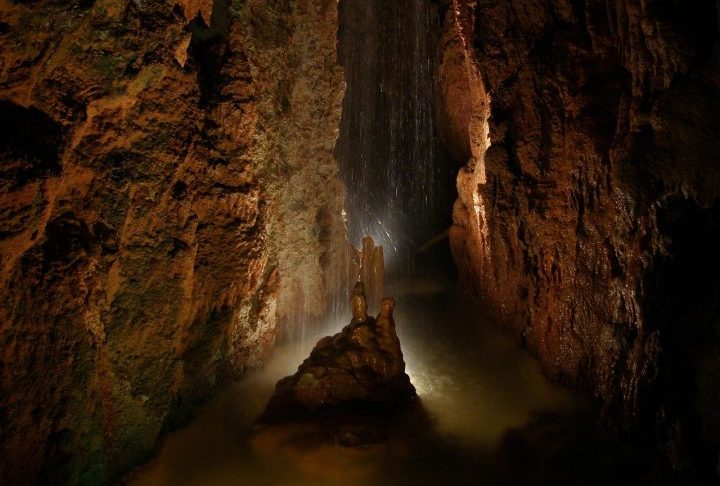 Embora tenham nomes parecidos, uma grota e uma gruta são formações naturais distintas. 