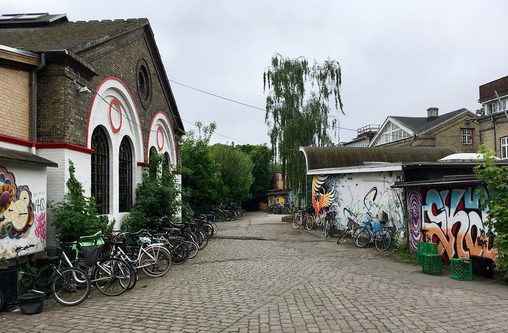 Carros são proibidos por lá, o que serve de incentivo para o uso de bicicletas e caminhadas como meios principais de transporte. Essa regra contribui para a tranquilidade das ruas e para a redução da poluição. Além disso, crianças brincam livremente e pedestres circulam sem riscos. A mobilidade sustentável reforça o caráter ecológico da comunidade.