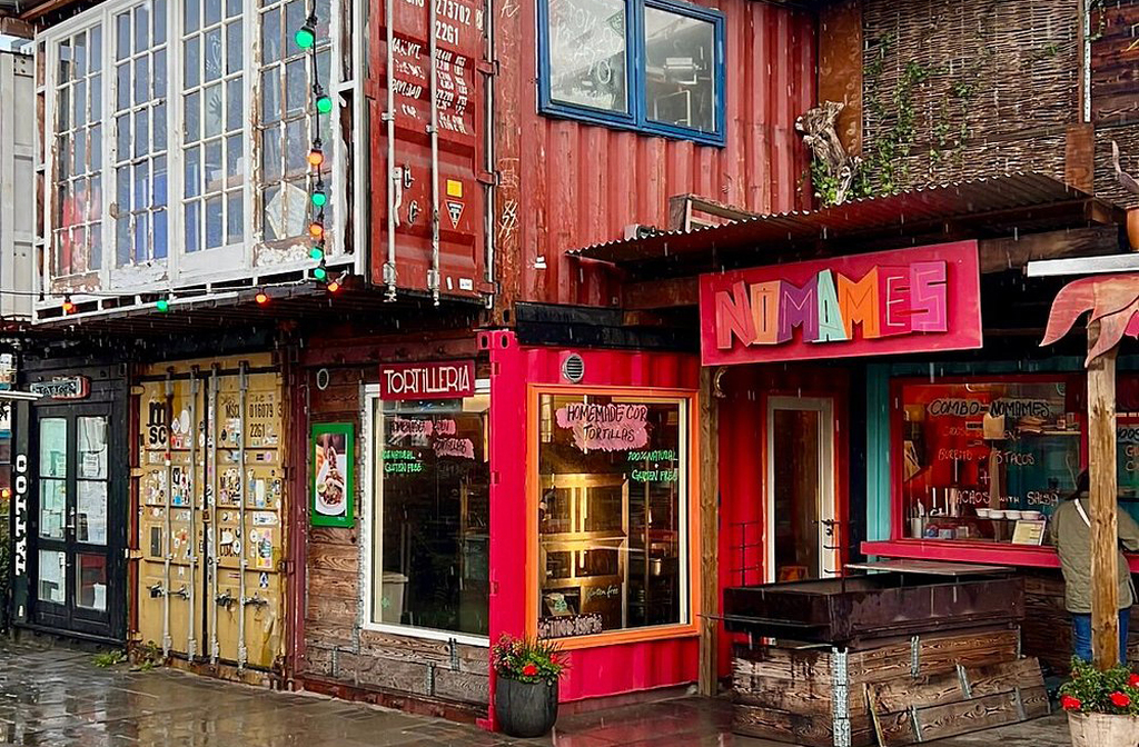 As construções de Christiania são criativas e improvisadas, misturando materiais reciclados e estilos únicos. Casas coloridas, cabanas de madeira e estruturas experimentais refletem liberdade artística. A arquitetura é resultado da autoconstrução e da ausência de regras rígidas. Assim, cada moradia se torna uma obra de arte em si.
