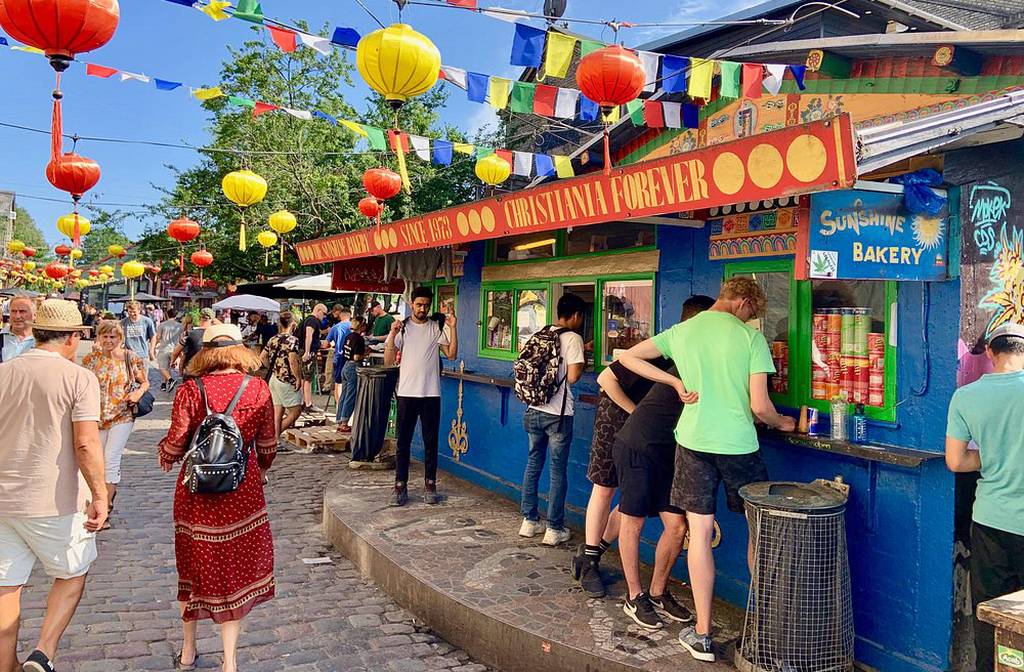 Christiania recebe milhares de visitantes por ano, curiosos para conhecer sua atmosfera alternativa. O turismo é uma das principais fontes de renda da comunidade, e guias locais oferecem passeios que explicam a história e os valores do bairro. Apesar da popularidade, os moradores buscam equilibrar turismo e preservação cultural.