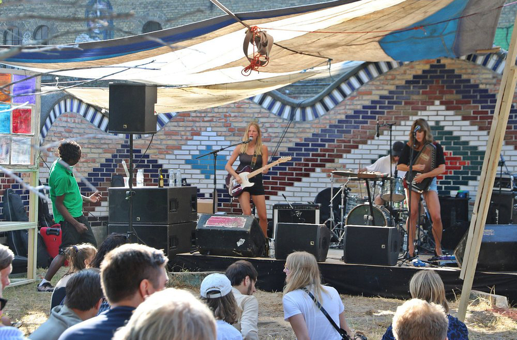 A comunidade promove oficinas, debates e atividades culturais voltadas para aprendizado coletivo. Espaços oferecem cursos de arte, música e sustentabilidade, fortalecendo a ideia de que a educação por lá é vista como ferramenta de transformação social. Essa prática reforça o caráter experimental e criativo da região.