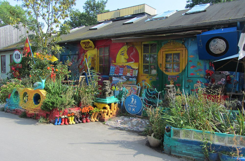 Christiania ultrapassa as fronteiras de uma comunidade: é símbolo global de resistência cultural e busca por novos modos de viver. Sua história, portanto, inspira movimentos alternativos em várias partes do mundo. O legado é de liberdade, arte e autogestão, mostrando que outras formas de sociedade são possíveis. Um verdadeiro ícone da contracultura contemporânea.