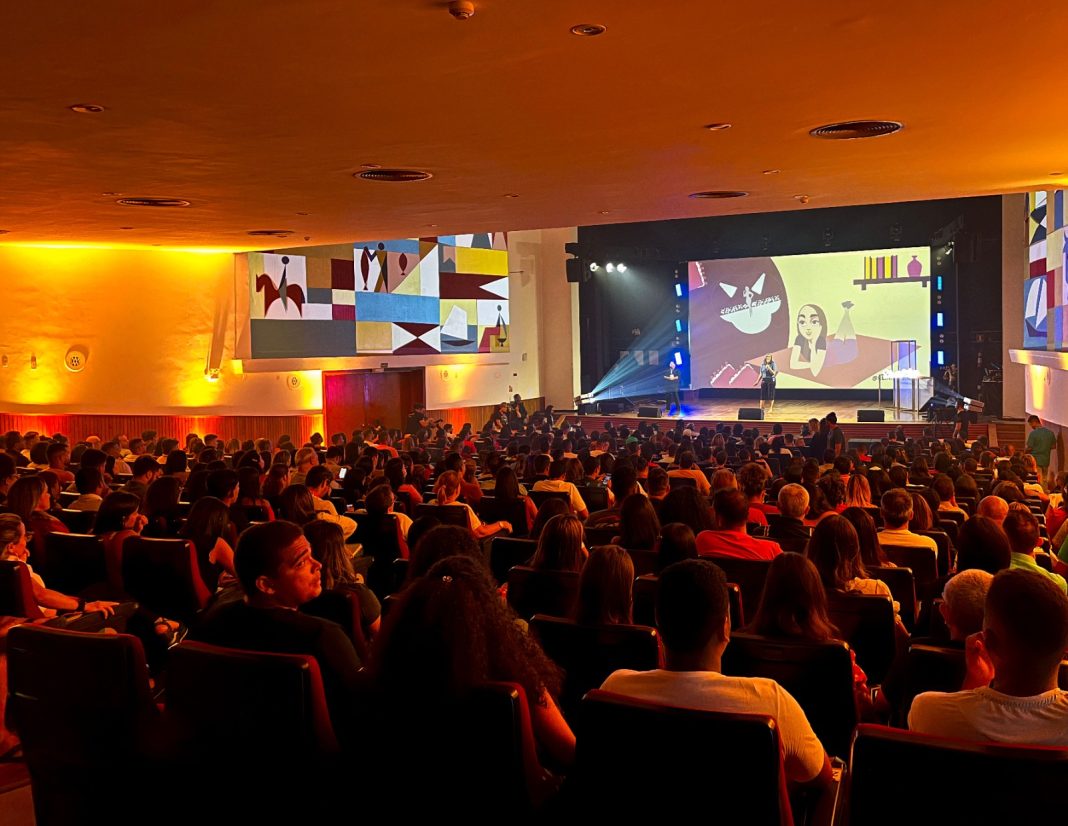 Além de abrigar escolas e bibliotecas, a cidade sedia o Circuito Penedo de Cinema, criado em 1973, que atrai cineastas e artistas de todo o país, consolidando o município como referência cultural no Nordeste.
