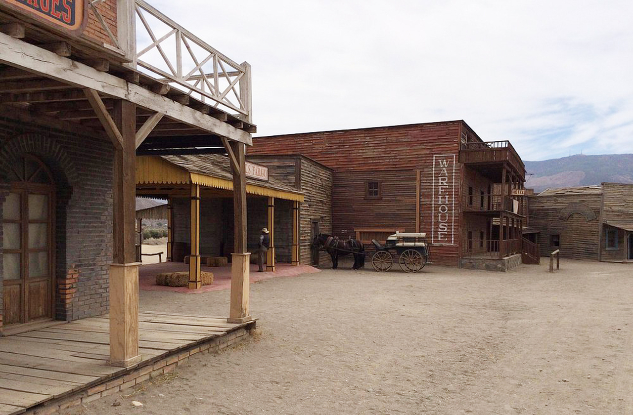 As vilas cenográficas foram mantidas como parques temáticos, sendo que algumas delas abrigam museus dedicados à história do cinema. Assim, os visitantes podem explorar figurinos, armas e objetos originais das filmagens, desfrutando de uma experiência que une entretenimento e memória cultural.