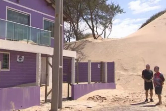 Dunas cobrem casas e ruas no litoral do RS e dificultam acesso à praia