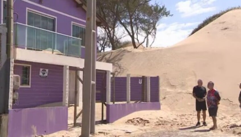 Dunas cobrem casas e ruas no litoral do RS e dificultam acesso à praia