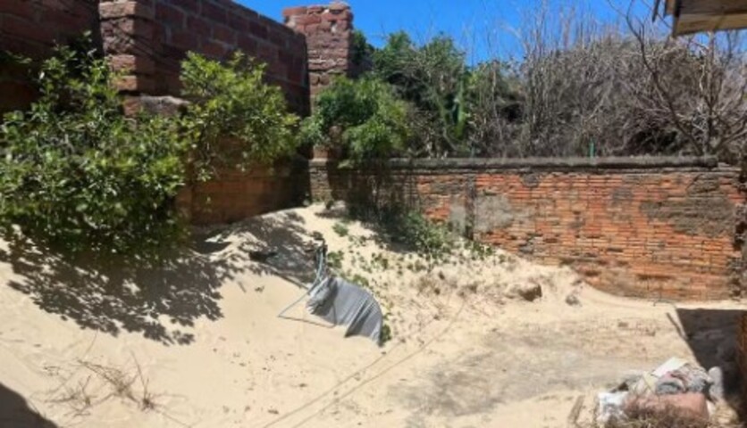 Segundo o secretário Eduardo Jardim, Xangri-Lá possui mais de 70 passarelas que precisam de manutenção constante para remoção da areia trazida pelo “vento nordestão”. Apesar de invadirem casas e acessos, as dunas são barreiras naturais contra a erosão, e o desafio é conter seu avanço sem perder essa proteção essencial.