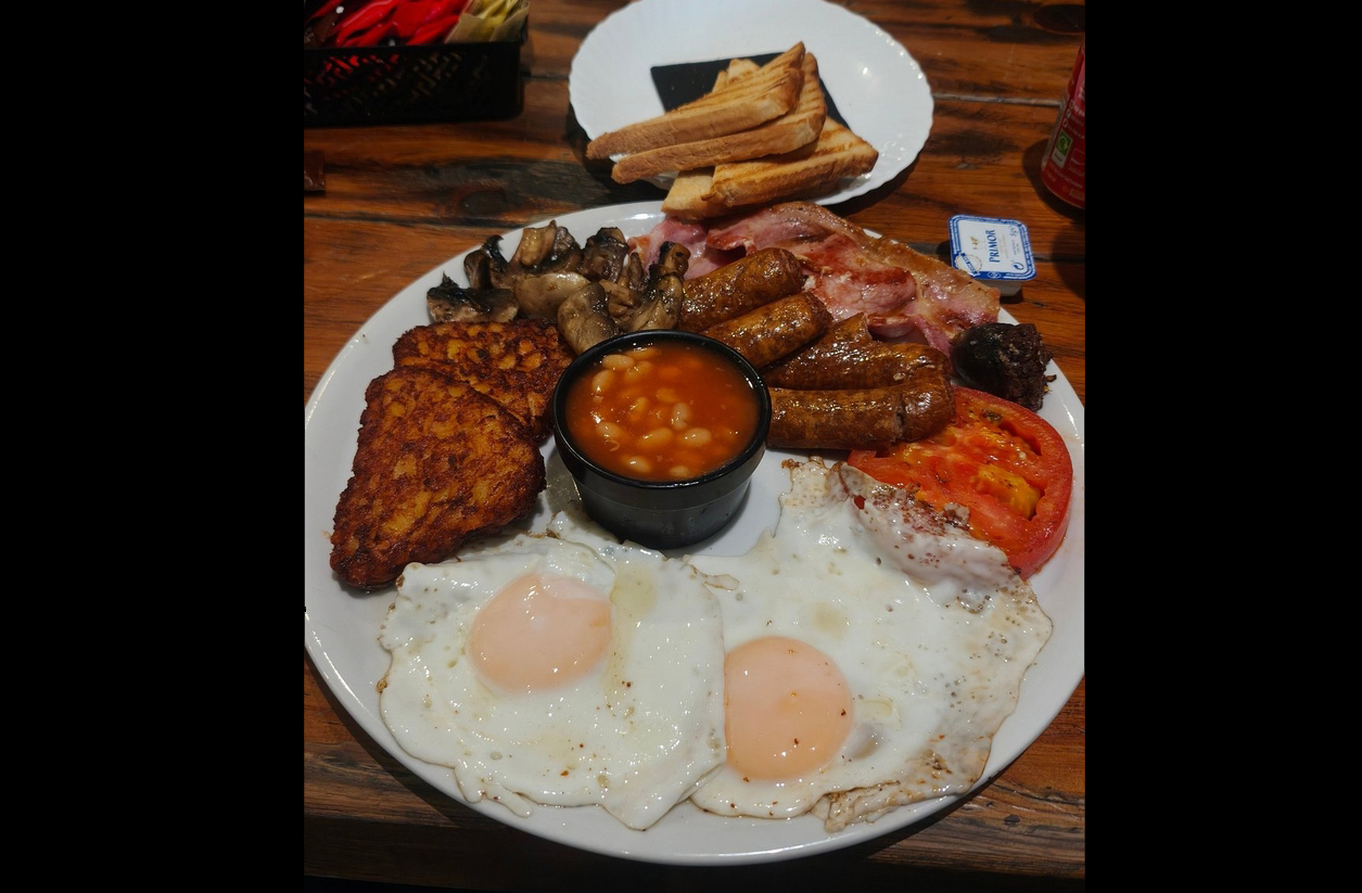 A culinária de Gibraltar reflete sua mistura cultural. Afinal, pratos britânicos convivem com influências espanholas e mediterrâneas. É comum, por exemplo, encontrar “fish and chips” ao lado de tapas e pratos italianos. Essa diversidade gastronômica é um atrativo para os visitantes.