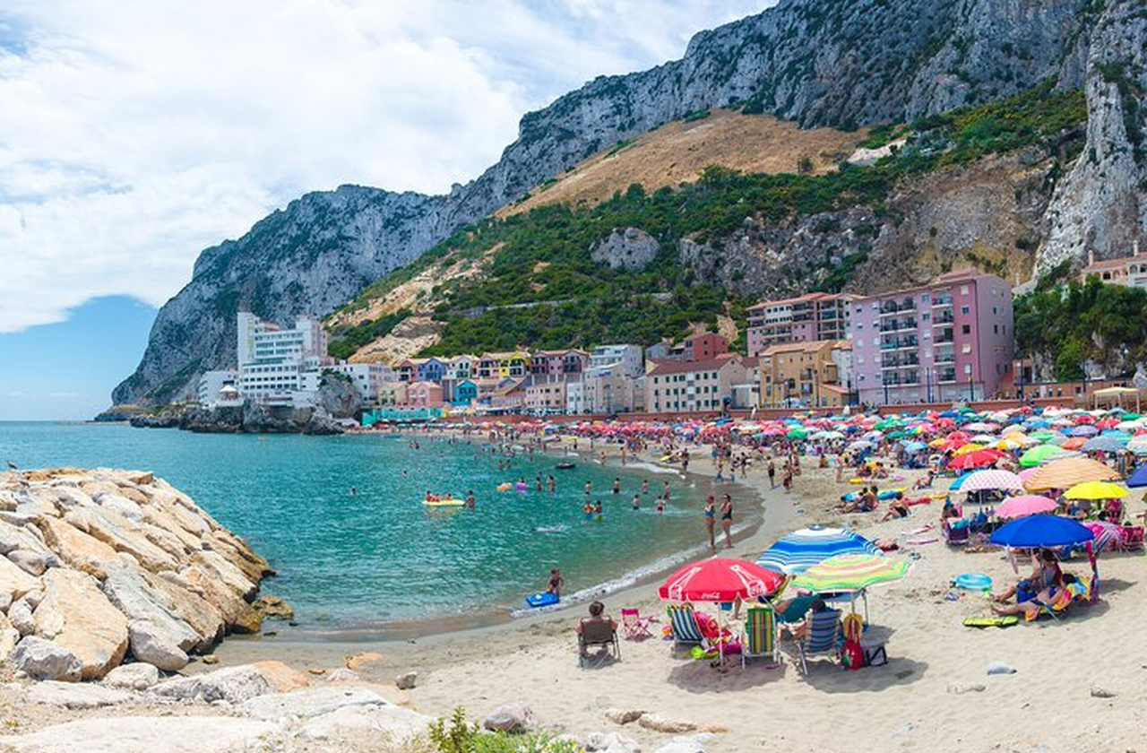 O clima mediterrâneo de Gibraltar garante verões quentes e invernos amenos. Essa condição favorece o turismo durante todo o ano. A brisa marítima torna os dias mais agradáveis, especialmente para quem visita os miradouros do Rochedo.
