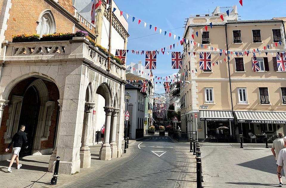 Apesar de estar na Península Ibérica, Gibraltar mantém forte identidade britânica. Bandeiras do Reino Unido são comuns, e a libra esterlina é a moeda oficial. Não à toa, o território celebra eventos típicos britânicos, como o Trooping the Colour.