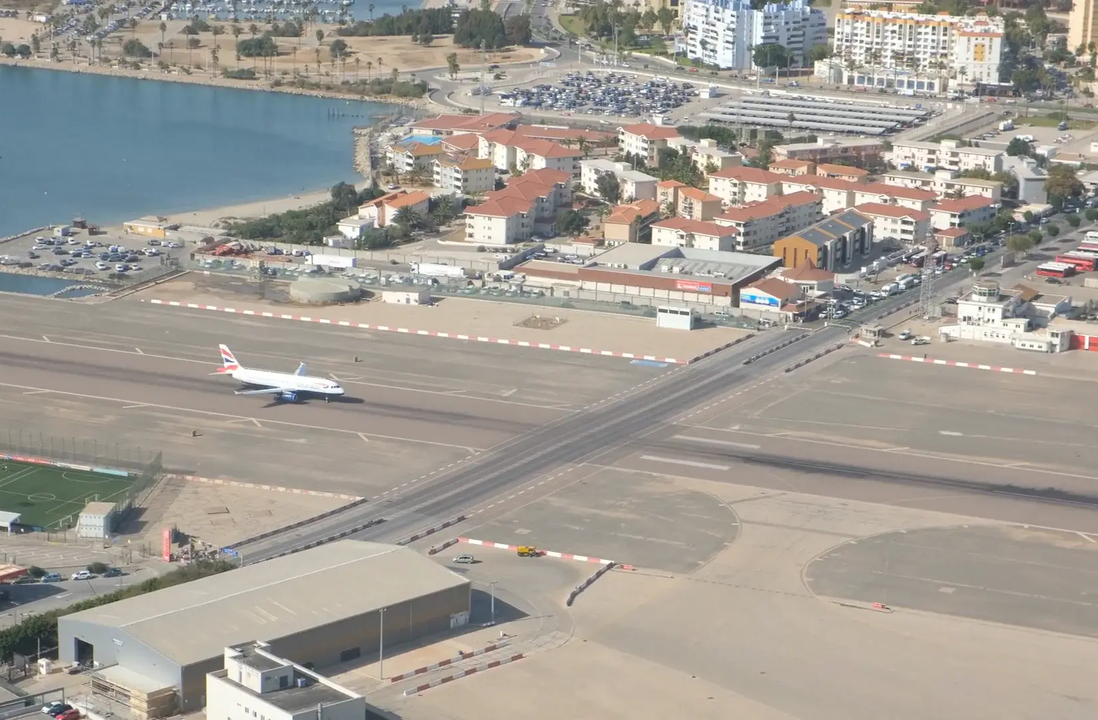 O Aeroporto Internacional de Gibraltar é famoso por sua pista atravessada pela avenida Winston Churchill. Carros e pedestres precisam parar como em um cruzamento sempre que um avião vai decolar ou pousar. Essa peculiaridade o torna um dos aeroportos mais curiosos do mundo.