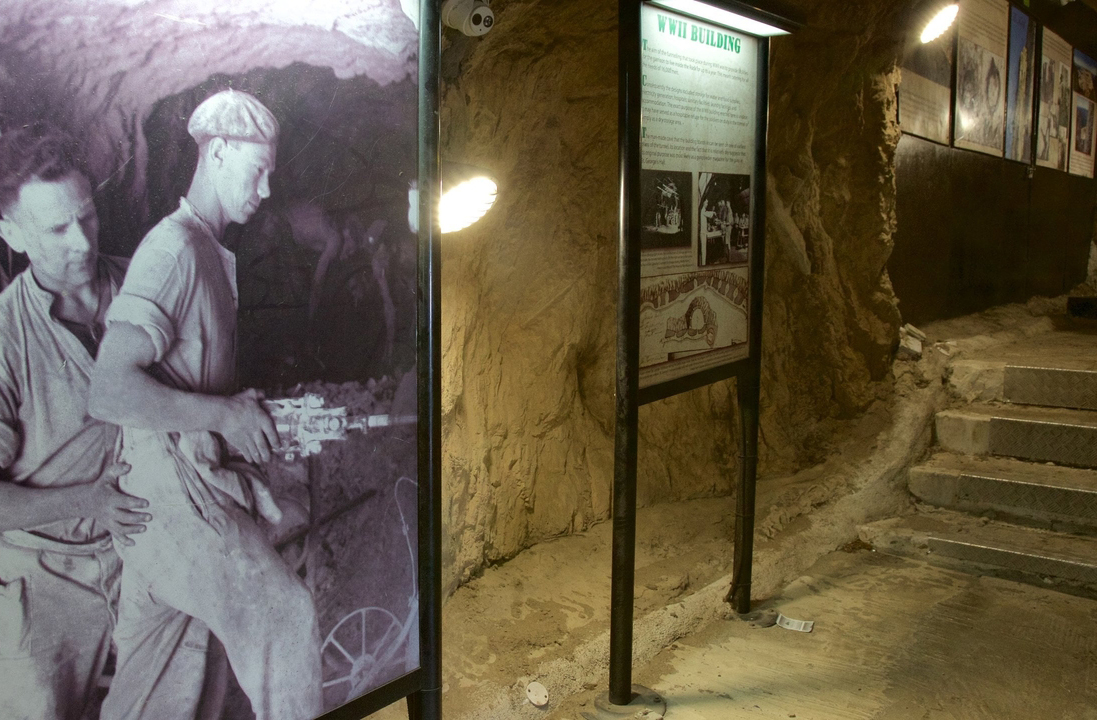 O sistema de túneis de Gibraltar se estende por mais de 50 quilômetros dentro do Rochedo. Construídos inicialmente pelos britânicos, foram ampliados durante conflitos. Hoje, parte deles está aberto ao público, revelando a engenhosidade militar e a importância estratégica da região.