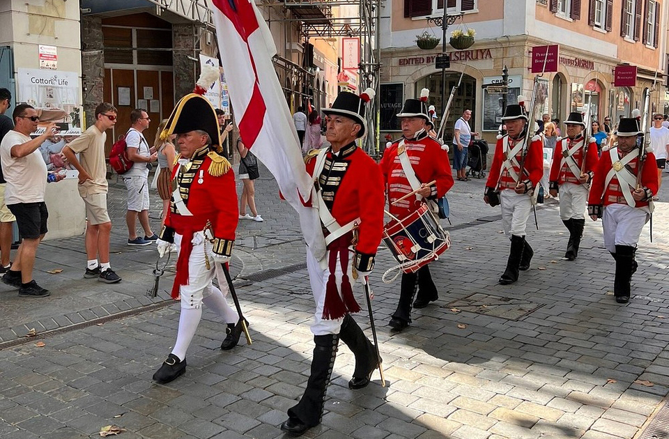 Embora o inglês seja a língua oficial, em Gibraltar é comum ouvir espanhol e até línguas híbridas como o “llanito”. A cultura local mistura tradições britânicas e mediterrâneas, refletindo a diversidade de sua população. Essa fusão é visível na culinária, música e costumes.