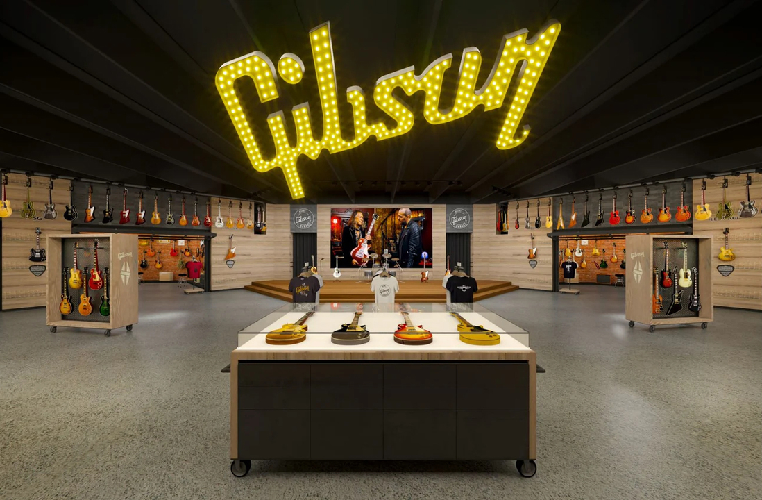 O convite oficial da Gibson sÃ³ se concretizou apÃ³s uma jornada desafiadora. Larissa precisou conquistar o visto americano e embarcar em sua primeira viagem solo aos Estados Unidos. Em Miami, gravou nos estÃºdios da marca e assinou o contrato que mudaria sua carreira. Cada acorde registrado ali simbolizou a realizaÃ§Ã£o de um sonho construÃ­do nota por nota.