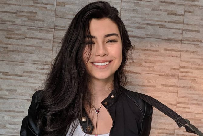 Conheça a primeira brasileira a integrar a lendária Gibson, maior marca de guitarras do mundo