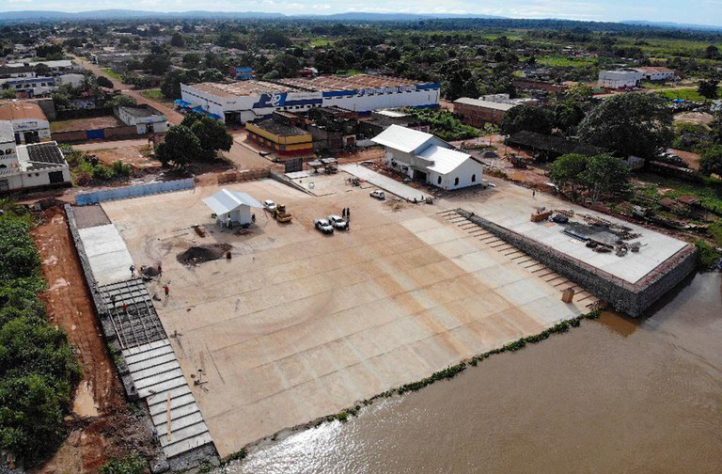 Porto fluvial e embarcações típicas