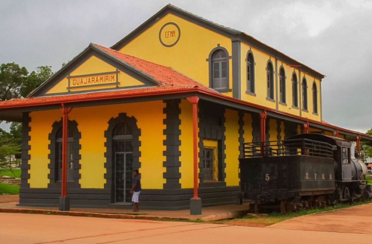 Estação ferroviária abandonada